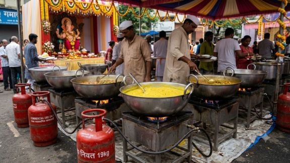 Commercial LPG Cylinder price hike October | Commercial LPG gas rates hike festive season | व्यावसायिक LPG गॅस सिलेंडर दर वाढ | घरगुती LPG गॅस सिलेंडर आजचे नवे दर