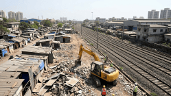 कुर्ला-ट्रॉम्बे रेल्वेमार्गालगतची अतिक्रमणे हटविण्याचा मार्ग मोकळा