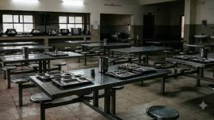Bhopal hostel lizard in food incident at Shramoday Vidyalaya | Students hospitalized in Bhopal due to food poisoning | भोपाळ वसतिगृह जेवणात पाल आढळल्याने १३ विद्यार्थ्यांना विषबाधा | श्रमोदय विद्यालय भोपाळ जेपी रुग्णालय विद्यार्थी उपचार