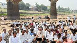 सांगली – उपसा बंदी मागे घेण्याच्या मागणीसाठी कृष्णा नदीच्या कोरड्या पात्रात ठिय्या