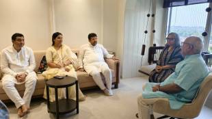 Captain Smit Machhar FlyDubai Pilot Family Mumbai Mayor Ritu Tawade Visit | Ghatkopar Dhavalgiri Ritu Tawade Parag Shah Visit Smit Machhar Family | FlyDubai Emergency Landing Tel Aviv Captain Smit Machhar Bravery | Mumbai Mayor Honors Hero Pilot Captain Smit Machhar Family