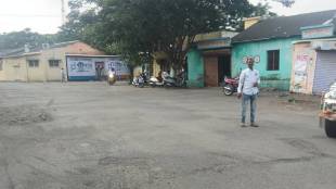 Solapur APMC Market Drought Impact | Barshi Karmala Dudhani Crop Arrival Decline | Solapur APMC Hamal Tolari Employment Crisis | Maharashtra Crop Failure APMC Market Empty