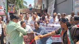 Solapur Congress Protest Rahul Gandhi Praniti Shinde | Solapur Congress Bhavan Police Scuffle | Chetan Narote Solapur Congress Agitation | Maharashtra Congress Agitation Opposition Leader Detention