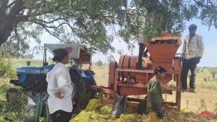 Soybean threshing in Beed | Drought impact on soybean crop Maharashtra | Diesel price hike effect on agriculture | Suhas Sardeshmukh Loksatta report