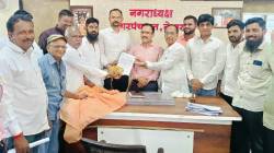मोकाट कुत्र्यांच्या बंदोबस्तासाठी नेवासामध्ये मोर्चा, अधिकाऱ्यांचा बांगड्या-साडी देऊन निषेध