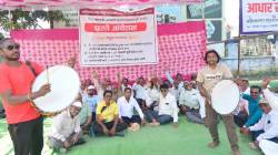 सेवानिवृत्तांचा अहिल्यानगर महापालिका प्रवेशद्वारात हलगीचा कडकडाट! प्रलंबित मागण्यासाठी धरणे; निदर्शने