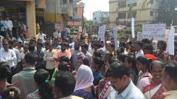 बोईसर रेल्वे उड्डाणपुलाच्या मागणीसाठी नागरिक- विद्यार्थी उतरले रस्त्यावर; रेल्वे फाटकामुळे पूर्वेकडील नागरिकांचा खोळंबा
