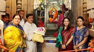 चिमुकल्या नातीसह खासदार धनंजय महाडिक अंबाबाईच्या दर्शनाला; गाभाऱ्यातील फोटो व्हायरल