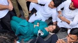 प्रियांका गांधी रस्त्यावर झोपल्या; ज्ञानेश कुमारांविरोधात काँग्रेस आक्रमक, दिल्लीत हायव्होल्टेज ड्रामा, प्रियांका गांधींसह राहुल गांधी पोलिसांच्या ताब्यात