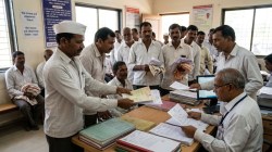 पीक पंचनाम्यांच्या कागदपत्रांसाठी राहाता तालुक्यातील शेतकऱ्यांची धावाधाव