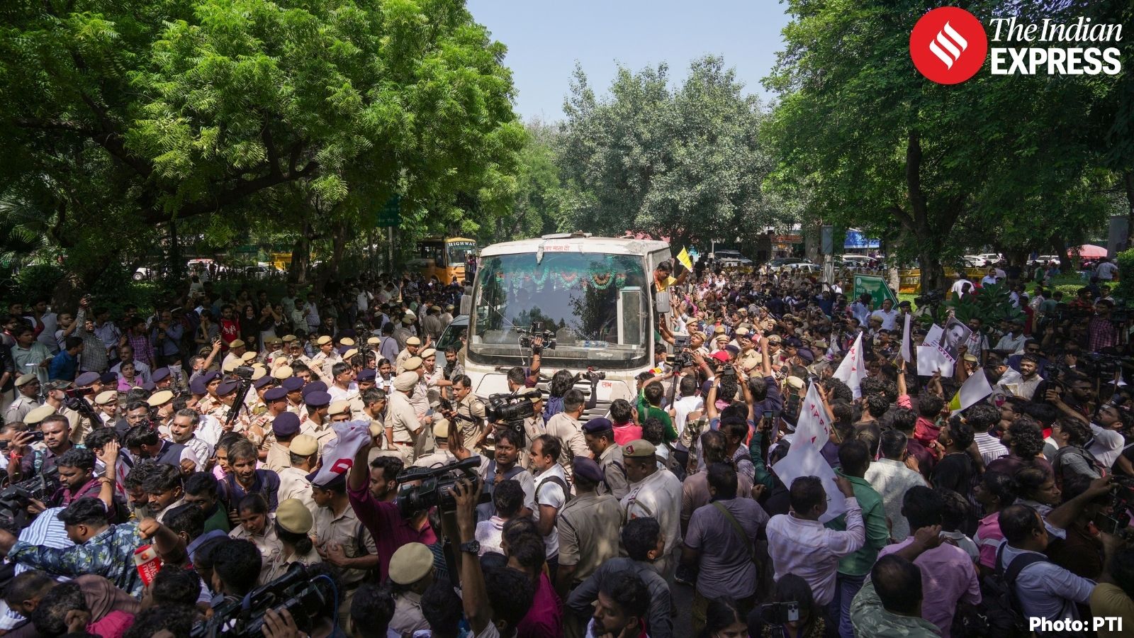 ताब्यात घेतलेल्या आंदोलकांना बदरपूर आणि बाह्य उत्तर दिल्ली पोलीस ठाण्यांसह इतर विविध ठिकाणी नेण्यात आले.
