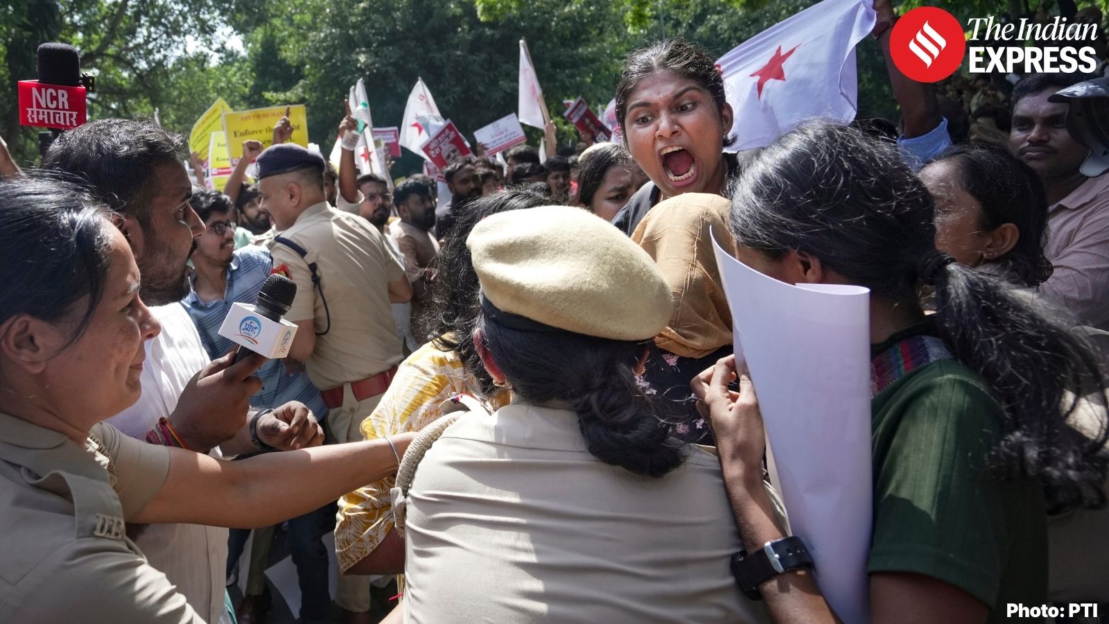 एकाच ठिकाणी १० किंवा त्याहून अधिक लोकांचा जमाव दिसताच पोलीस त्यांना ताब्यात घेऊन आंदोलनाच्या ठिकाणापासून दूर घेऊन जात होते.
