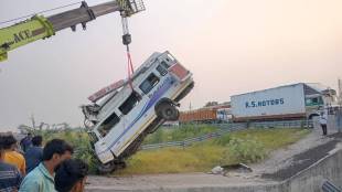 Kota Bus Accident Delhi Mumbai Highway ditch rescue | Kota bus accident death toll Rajasthan road crash | कोटा बस अपघात दिल्ली मुंबई हायवे | कोटा बस दरीत कोसळली ८ जणांचा मृत्यू