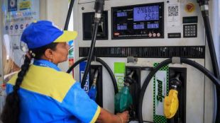 Petrol Diesel Price Hike Diwali 2026 news graphic | Oxford Economics Fuel Price Report assembly election | दिवाळीपूर्वी पेट्रोल डिझेल भाव वाढ शक्यता | नोव्हेंबरमध्ये इंधन दर वाढ आणि निवडणूक महागाई प्रभाव
