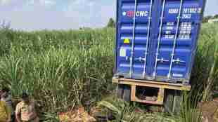 Shirol accident news | Kolhapur container road mishap | Terwad news updates | Maharashtra crime news live